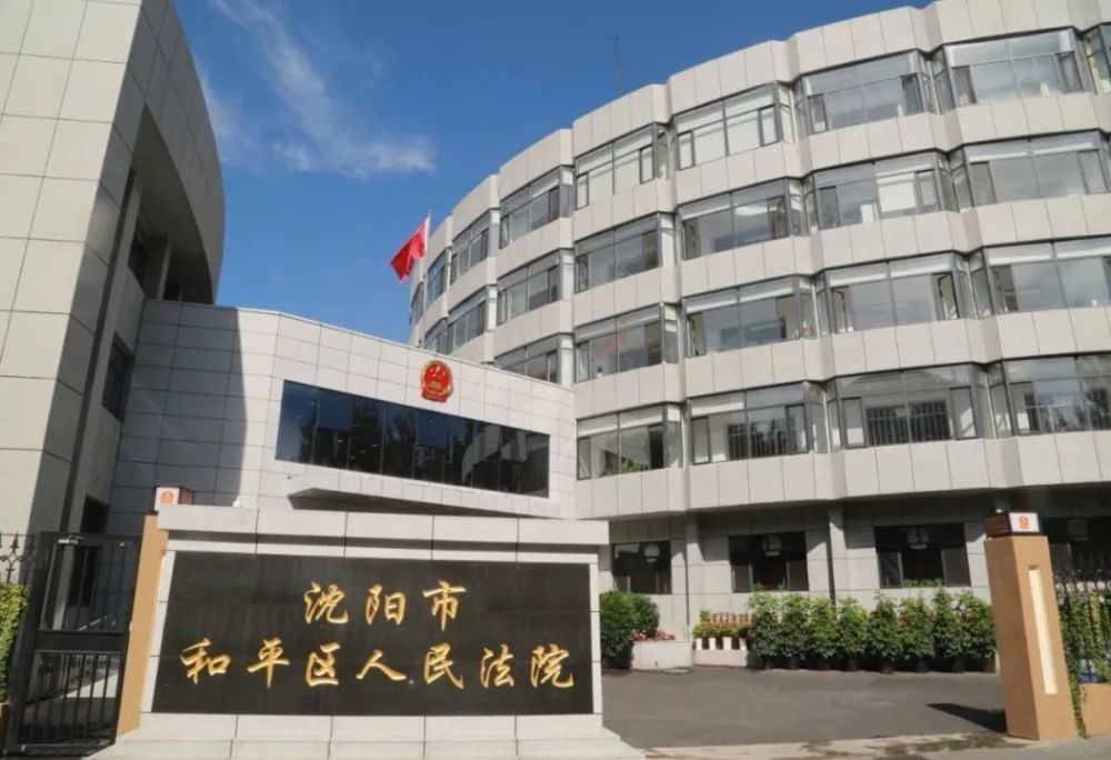 途径一个专门给下人使用的卫生间门口时，他忽然听到里面传来一阵熟悉的声音。